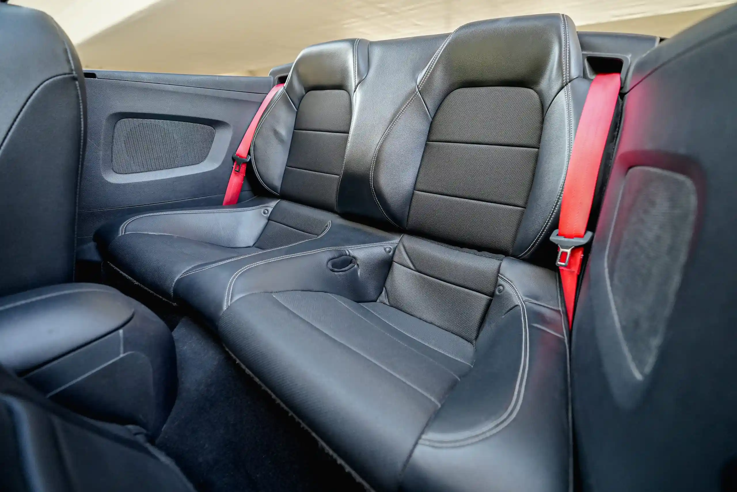 Ford Mustang – White + Black - 5