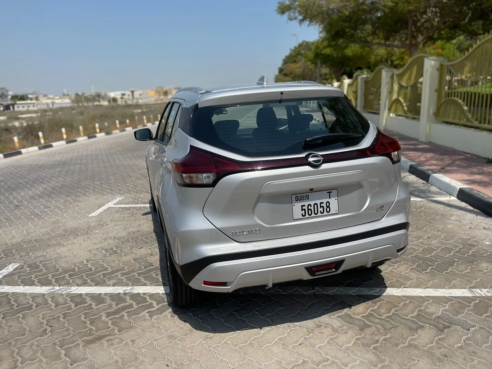 Nissan Kicks - Gray - 4