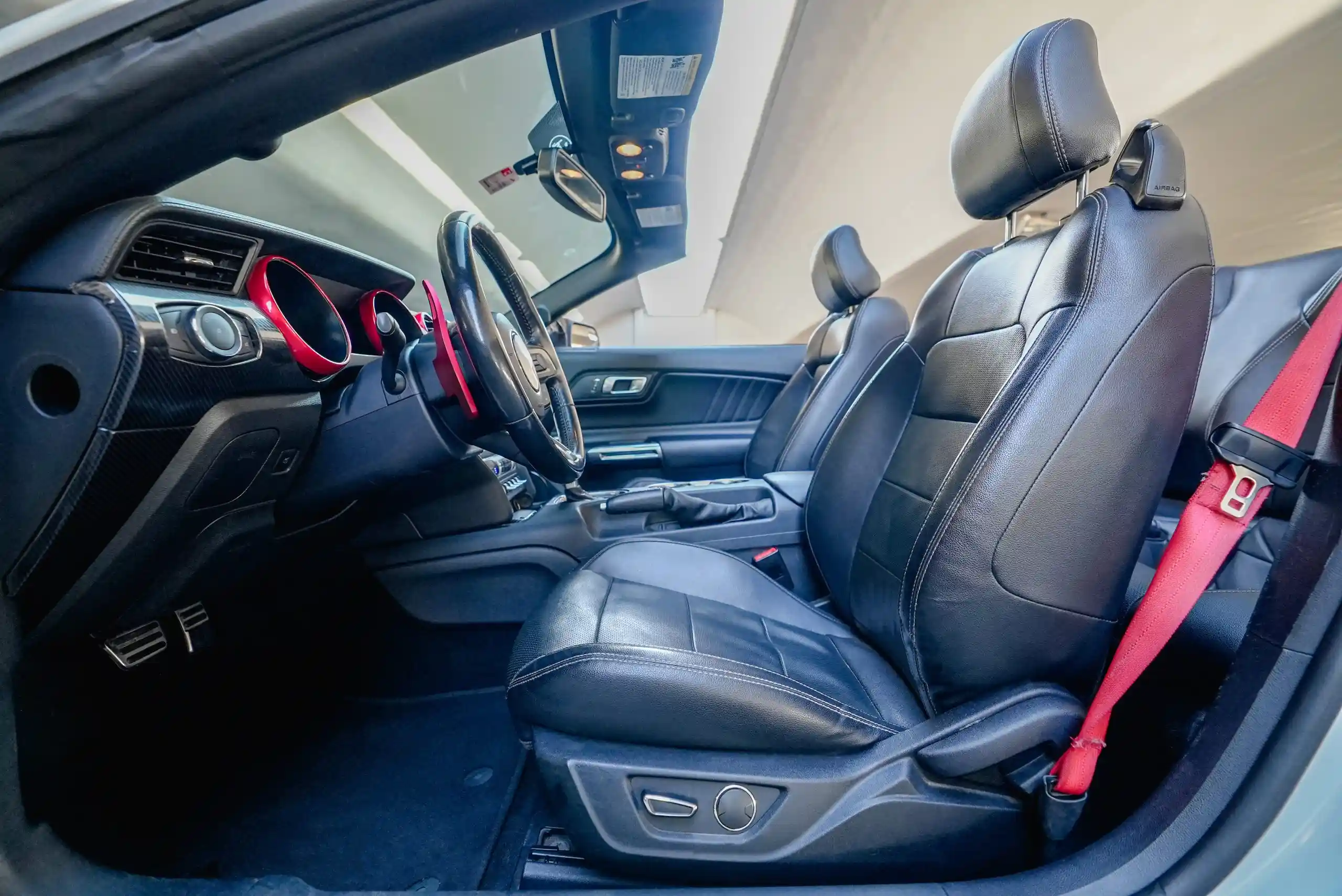 Ford Mustang – White + Black - 4