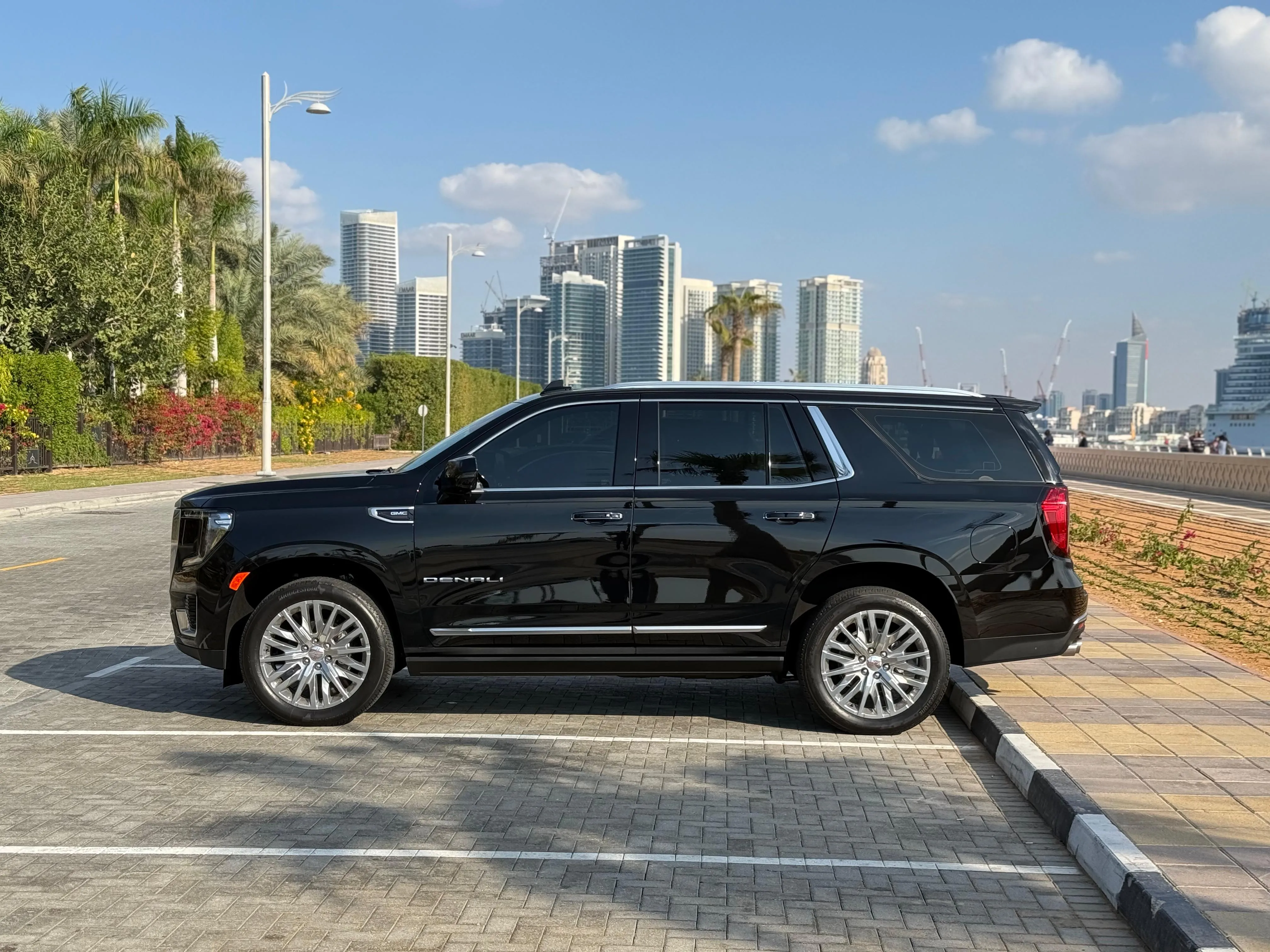 GMC Yukon Denali - Siyah - Görsel 2